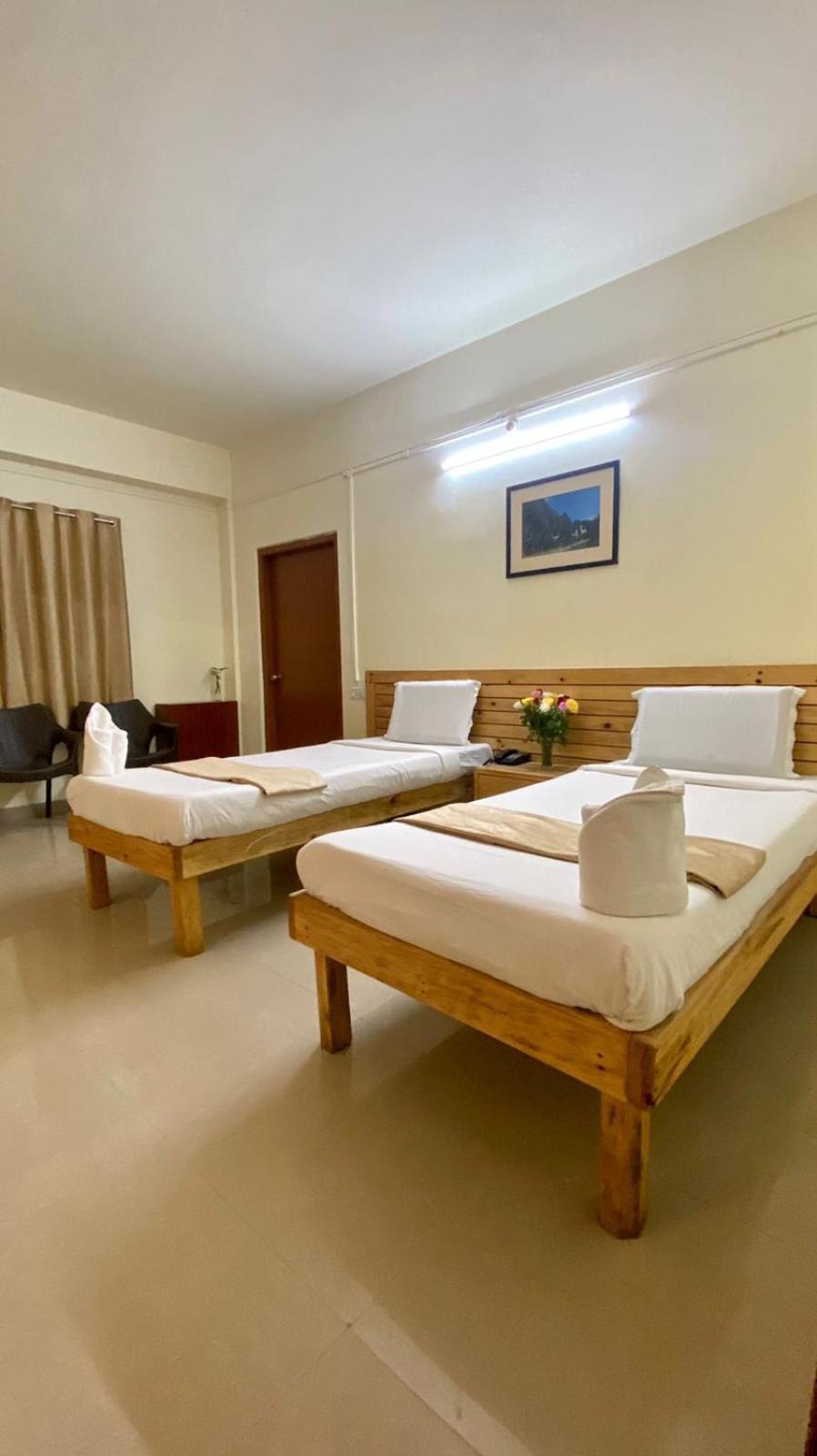 Hotel Travellers INN Shillong Extérieur photo